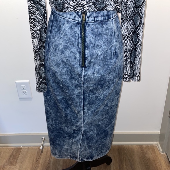 Light denim colored skirt - Picture 2 of 4